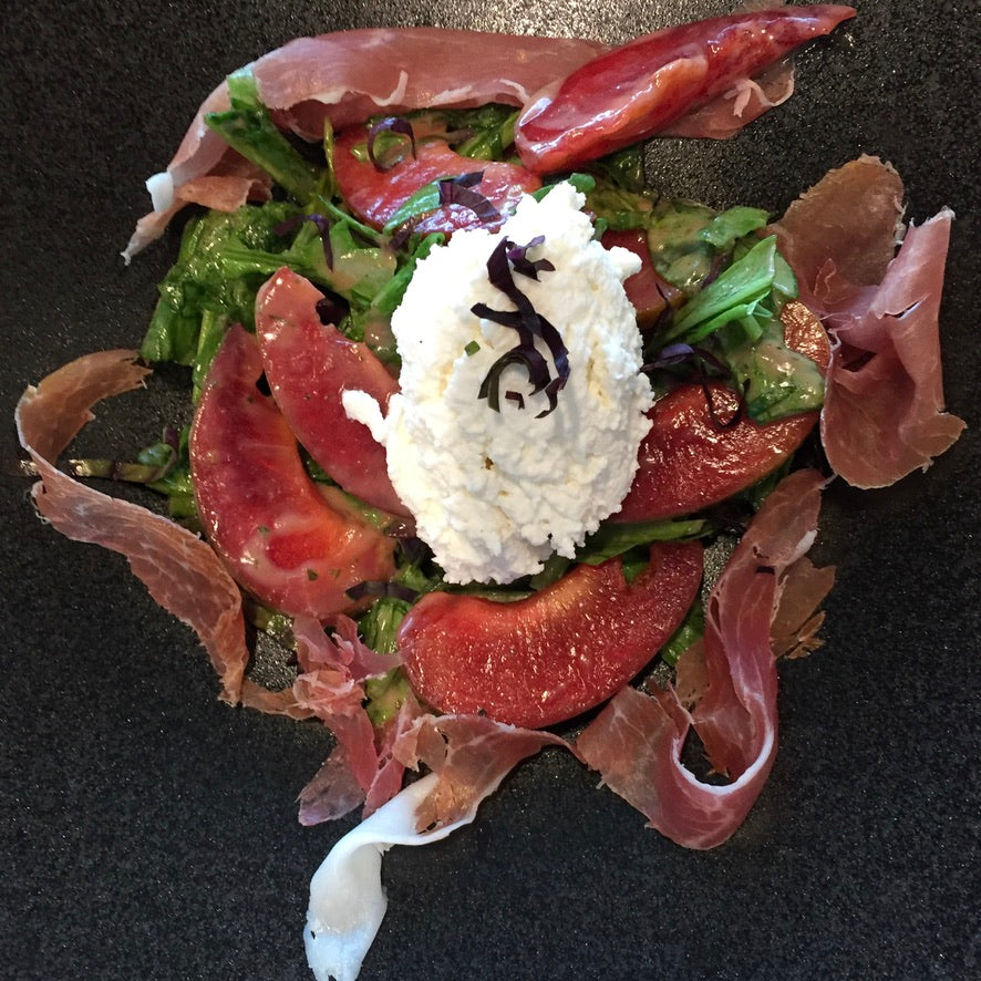 Salad with elephant heart plums and prosciutto, homemade ricotta